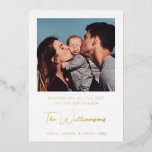 Tarjeta Festiva Con Relieve Metalizado Personalizado de tipografía moderna saludo foto de<br><div class="desc">Haga una declaración esta temporada de vacaciones con una moderna y simple tarjeta de bienvenida de personalizado de tipografía, con un diseño elegante con acentos de Relieve metalizado dorado. Añada su foto favorita para un toque personal, creando una elegante y elegante tarjeta de vacaciones perfecta para enviar cálidos deseos a...</div>