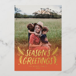 Tarjeta Festiva Con Relieve Metalizado Pine Berries de mano