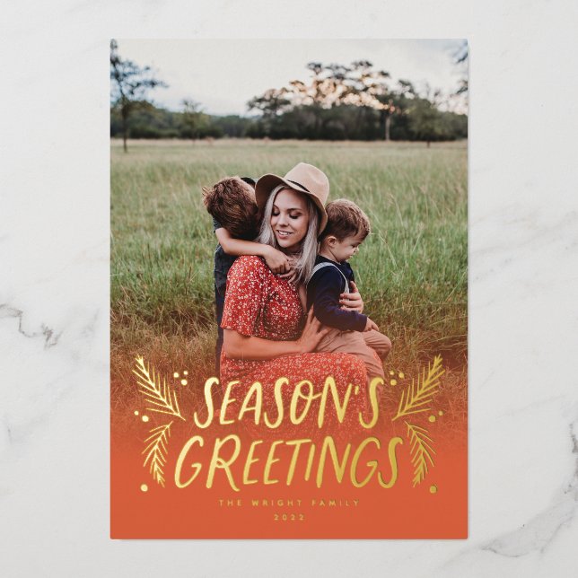 Tarjeta Festiva Con Relieve Metalizado Pine Berries de mano (Anverso)