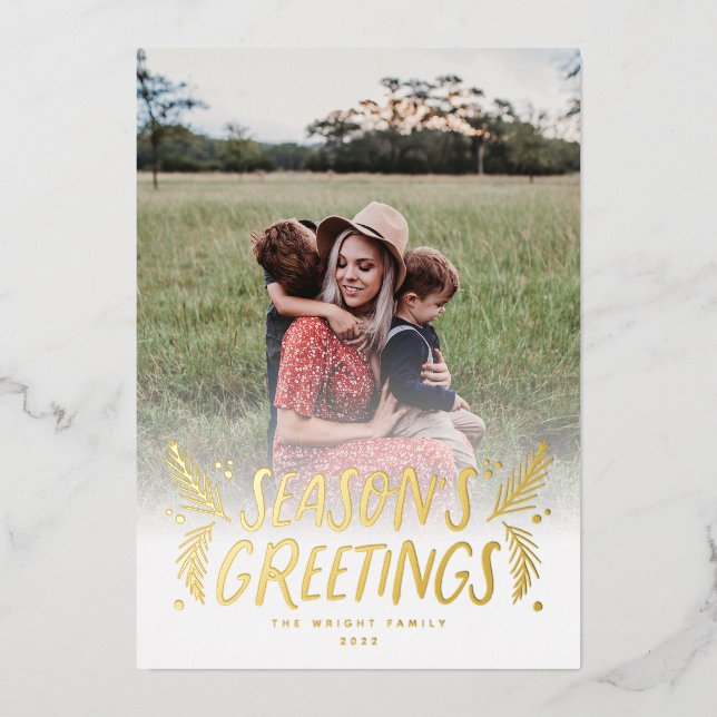 Tarjeta Festiva Con Relieve Metalizado Pine Berries de mano (Anverso)