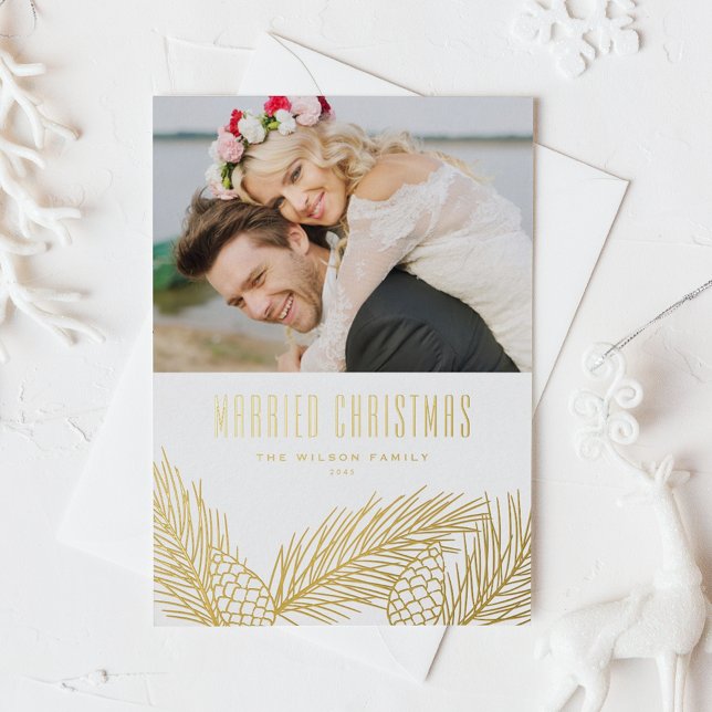 Tarjeta Festiva Con Relieve Metalizado Pine Needles Navidades casados Boda de fotografía (Pine Needles Married Photo Christmas Wedding Photo Foil Holiday Card)