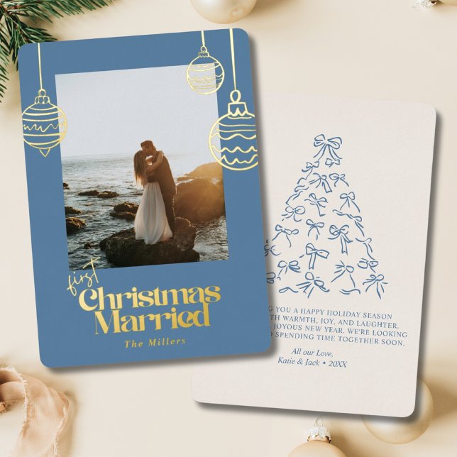 Tarjeta Festiva Con Relieve Metalizado Primera Boda navideña casada con Blue Bow (First Christmas Married Blue Bow Wedding Photo Foil Holiday Card
)