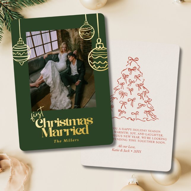 Tarjeta Festiva Con Relieve Metalizado Primera Navidad Matrimonio Boda Foto Verde y Rojo (First Christmas Married Wedding Photo Green & Red Foil Holiday Card
)