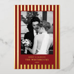 Tarjeta Festiva Con Relieve Metalizado Rayas rojas de Crimson<br><div class="desc">Disfrute del romanticismo y el encanto de la temporada de vacaciones con nuestra elegante carta de Navidades "Merry & Married" con rayas rojas crimson,  una perfecta mezcla de elegancia vintage y sofisticación de dinero antiguo.</div>