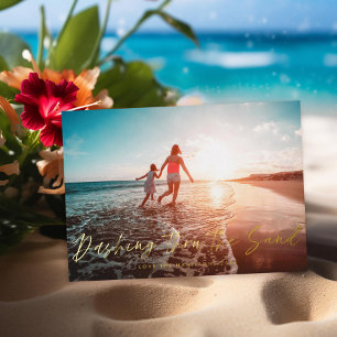 Tarjeta Festiva Con Relieve Metalizado Recorriendo la playa de arena