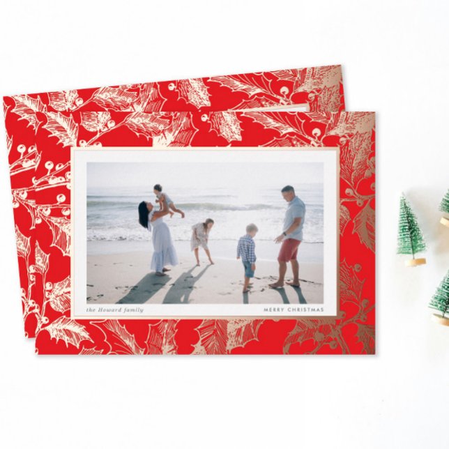 Tarjeta Festiva Con Relieve Metalizado Red Gilded Holly Frame Traditional Christmas (holiday photo card traditional holly branch etching border in rose gold foil on Christmas red)