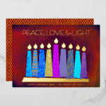 Tarjeta Festiva Con Relieve Metalizado Red Hanukkah Velas de Paz Luz de Amor Real Gold<br><div class="desc">"Paz, amor y luz". Un ilustracion juguetón, moderno y artístico de velas de patrón boho en una menorah te ayuda a iniciar las vacaciones de Hanukkah. Las variadas velas azules con coloridos patrones reales de Relieve metalizado de oro, las verdaderas llamas de Relieve metalizado de oro y la menorah, superponen...</div>