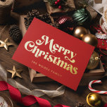 Tarjeta Festiva Con Relieve Metalizado Red Retro Vintage Font Feliz Navidad<br><div class="desc">Tarjeta navideña: un diseño retro clásico,  con una tipografía de inspiración vintage en Relieve metalizado dorado y un fondo rojo clásico.</div>