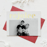 Tarjeta Festiva Con Relieve Metalizado Regocijarse por la tipografía audaz Navidades mode<br><div class="desc">Feliz Navidad | Invite a los invitados a su evento con esta tarjeta de Navidades de Relieve metalizado dorado de personalizable. Presenta REJOICE en tipografía audaz. Personalice esta moderna tarjeta de vacaciones añadiendo sus detalles. Esta tarjeta de Navidades de fotografía personalizado está disponible en otros colores y material de cartón....</div>