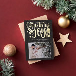 Tarjeta Festiva Con Relieve Metalizado Relieve metalizado de fotografía de alegría para N<br><div class="desc">Envíe su mensaje a sus Navidades este año a la familia y amigos de una manera moderna, con colores vibrantes y hermosos recuerdos. Por favor, eche un vistazo a la colección completa de las tarjetas de vacaciones 2023 y 2024 para Navidades de fotografía Personalizados, definitivamente encontrará un diseño que se...</div>