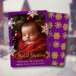 Tarjeta Festiva Con Relieve Metalizado Relieve metalizado dorado Copos de nieve y foto fa<br><div class="desc">Bonito copos de nieve dorados y tarjeta de Navidades de fotografía para bebés con Relieve metalizado dorado. Puede personalizar el texto,  agregar sus nombres y cargar la foto de su familia en el área de personalización.</div>