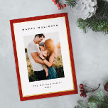 Tarjeta Festiva Con Relieve Metalizado Relieve metalizado dorado moderno y foto familiar<br><div class="desc">Esta magnífica foto familiar con la tarjeta de Navidades 'Felices Fiestas' con un Relieve metalizado dorado y un borde rojo festivo, te ofrece un lugar donde agregar tus nombres, y un mensaje en la parte de atrás, así como espacio para que añadas tu propia foto vertical. La parte trasera también...</div>