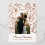 Tarjeta Festiva Con Relieve Metalizado Rosa Gold Fine Filigree Navidades casados<br><div class="desc">Envíe sus alegres deseos de la temporada y comparta sus felices noticias con su familia y amigos en esta tarjeta de Navidades con temática boda. Intercambie la foto por su mejor toma desde el gran día y edite el nombre y la fecha en el frente, además personaliza el largo mensaje...</div>