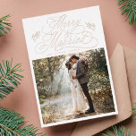 Tarjeta Festiva Con Relieve Metalizado Rosa Gold Merry y casado primera foto de Navidad<br><div class="desc">Elegante y romántica caligrafía rápida con una foto y texto opcional en la parte posterior. Para una personalización más avanzada de este diseño,  haga clic en el BOTÓN HERRAMIENTA DE DISEÑO AZUL de arriba.</div>