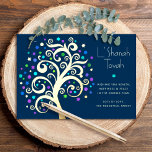 Tarjeta Festiva Con Relieve Metalizado Rosh Hashaná Árbol de la Vida Azul Marino Oro Real<br><div class="desc">“L’ Shanah Tovah”. Un gráfico árbol de lámina de oro real con brillantes Estrellas de David en turquesa, verde azulado, púrpura y azul y “hojas” de puntos sobre un fondo azul marino, te ayuda a dar inicio a las festividades de Rosh Hashanah. Una pequeña Estrella de David en turquesa sobre...</div>