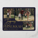 Tarjeta Festiva Con Relieve Metalizado Saludo festivo | Joyous Hanukkah 3 Collage de foto<br><div class="desc">Nuestro diseño elegante y festivo de tarjetas Hanukkah es la manera perfecta de mostrar 3 de sus fotos familiares favoritas en un diseño de collage redondeado. El diseño presenta "Joyous Hanukkah" en la brillante tipografía de Relieve metalizado dorado y escritura con letras a mano, con tu nombre familiar en un...</div>