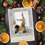 Tarjeta Festiva Con Relieve Metalizado Saludos de Vintage Seasons<br><div class="desc">Verdadero saludo de Relieve metalizado con marco vintage de nieve de una foto retrato. Elija el color de su Relieve metalizado: oro,  oro plateado o rosa,  y color de fondo. Añade más fotos al fondo o escribe un mensaje.</div>