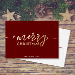 Tarjeta Festiva Con Relieve Metalizado Script de MERRY en oro de Navidades rojos oscuros<br><div class="desc">Este diseño sencillo y elegante presenta "deliciosa NAVIDAD" en Relieve metalizado dorado. Haga clic en el botón personalizar para obtener más flexibilidad en la modificación/adición de texto/fotos y elementos de diseño. Las variaciones de este diseño y los productos de coordinación están disponibles en nuestra tienda, zazzle.com/store/doodlelulu. Contáctenos si necesita este...</div>