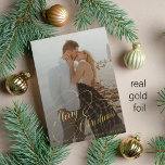 Tarjeta Festiva Con Relieve Metalizado Sencillo y elegante recién casados Feliz Navidad d<br><div class="desc">Elegante Relieve metalizado de oro real  de escritura de boda pareja de foto nombre superpuesto y texto personalizado primera tarjeta navideña de vacaciones de Navidad.         Tenga en cuenta que puede elegir el color del Relieve metalizado: oro,  oro rosa o plata.</div>