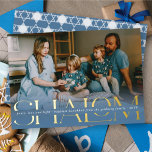 Tarjeta Festiva Con Relieve Metalizado Shalom Peace Classic Love Light Photo Hanukkah<br><div class="desc">Una moderna tarjeta de vacaciones minimalista y única que incluye una foto con todo el color con un degradado de tintes azules parcialmente transparente. En la parte superior está impreso un gran saludo festivo "SHALOM" en Relieve metalizado prensado en la tipografía clásica de la serif. Un espacio en blanco estrecho...</div>
