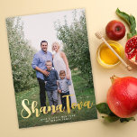 Tarjeta Festiva Con Relieve Metalizado Shana Tova Rosh Hashanah Relieve metalizado de fot<br><div class="desc">Esta moderna tarjeta fotográfica de vacaciones de Rosh Hashanah muestra una foto de sangre completa con el saludo "Shana Tova" y Estrella de David en Relieve metalizado de oro. En la parte trasera se encuentra un fondo azul marino. Personalizar este diseño añadiendo otra foto y/o texto al fondo. El Relieve...</div>