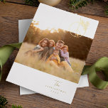 Tarjeta Festiva Con Relieve Metalizado Signo de paz moderno y foto de Navidades de pino<br><div class="desc">Esta tarjeta de Navidad fotográfico presenta un signo de paz con una rama de pino en un Relieve metalizado dorado enmarcado con una parte del símbolo que aporta un toque de follaje invernal. Limpiar el diseño mínimo. Añadir un saludo personal en la parte posterior de la tarjeta. Si tiene preguntas...</div>