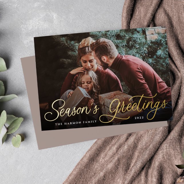 Tarjeta Festiva Con Relieve Metalizado Simple Gold Script Overlay Seasons Greetings Photo (Subido por el creador)