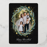 Tarjeta Festiva Con Relieve Metalizado Starry Laurel | Foto de Hanukkah<br><div class="desc">Envíe saludos de Hanukkah a amigos y familiares en estilo moda con nuestras elegantes tarjetas de fotos. Tu imagen vertical o vertical favorita está enmarcada por una corona de laurel oval de hojas de eucalipto color agua verde sobre un fondo negro rico acentuado con estrellas de Relieve metalizado dorado. Personaliza...</div>