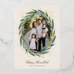 Tarjeta Festiva Con Relieve Metalizado Starry Laurel | Foto de Hanukkah<br><div class="desc">Envíe saludos de Hanukkah a amigos y familiares en estilo moda con nuestras elegantes tarjetas de fotos. Tu imagen vertical o vertical favorita está enmarcada por una corona de laurel oval de hojas de eucalipto color agua verde sobre un fondo de marfil cálido acentuado por estrellas de Relieve metalizado dorado....</div>