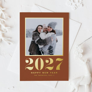 Tarjeta Festiva Con Relieve Metalizado Tarjeta de Año Nuevo 2027 con tipografía retro en