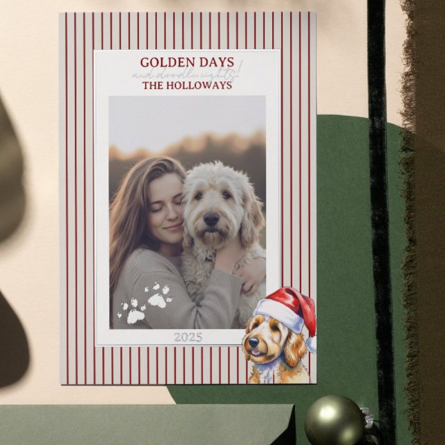 Tarjeta Festiva Con Relieve Metalizado Tarjeta de Relieve metalizado Golden Doodle de Hol (Send Paw-liday Greetings with this Holiday Pun Watercolor Golden Doodle Foil Card! )