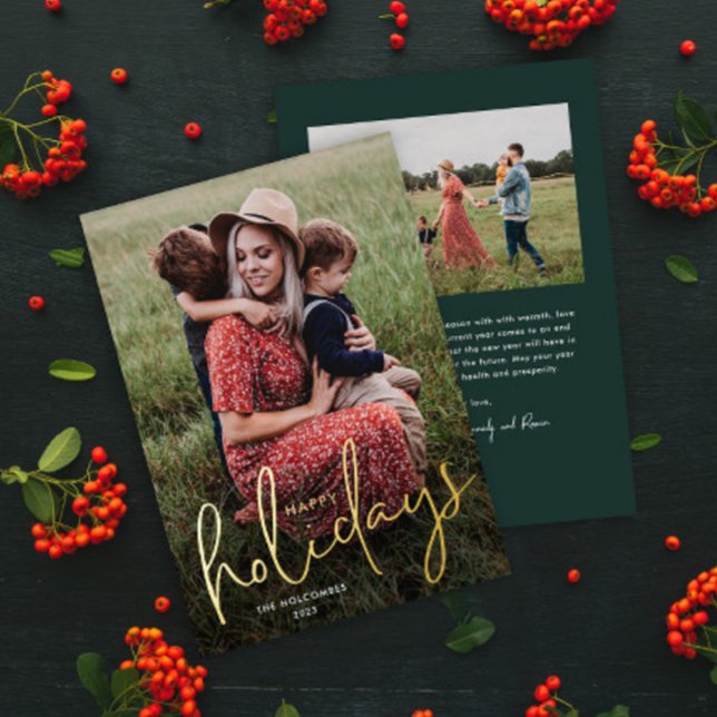 Tarjeta Festiva Con Relieve Metalizado Tarjeta de vacaciones Felices Fiestas con guión mo (Simple modern photo holiday card with gold foil script greeting overlay and green backer.)
