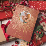 Tarjeta Festiva Con Relieve Metalizado Terracota & Gold bronceado marco arte deco foto<br><div class="desc">Una minimalista y un poco retro colección de terracota Art Deco y tarjetas de vacaciones doradas,  con llamativos marcos de arrebatos de sol. Personalizable fácil con la imagen de tu familia y mensaje de bienvenida.</div>