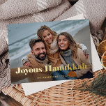 Tarjeta Festiva Con Relieve Metalizado Texto y foto Gold Modern | Joyous Hanukkah<br><div class="desc">Esta sencilla y elegante tarjeta navideña dice "Joyous Hanukkah" en negrita,  Relieve metalizado dorado elegante tipografía moderna con tu foto personal favorita al otro lado de la tarjeta. La parte posterior de la tarjeta es de un color blanco simple.</div>