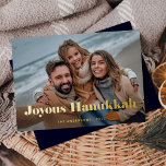 Tarjeta Festiva Con Relieve Metalizado Texto y foto Gold Modern | Joyous Hanukkah<br><div class="desc">Esta sencilla y elegante tarjeta navideña dice "Joyous Hanukkah" en negrita,  Relieve metalizado dorado elegante tipografía moderna con tu foto personal favorita al otro lado de la tarjeta. La parte trasera de la tarjeta es de color azul oscuro.</div>