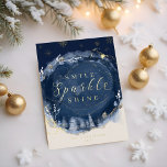 Tarjeta Festiva Con Relieve Metalizado Tinta acuarela y joyas nevadas en bosque de invier<br><div class="desc">Nuestra colección abstracta de Navidades de Relieve metalizado dorado estrellado de joyas doradas de invierno captura la opulencia real con un toque abstracto moderno. El azul marino profundo, las joyas doradas y azules y los toques de color azul crean un elegante ambiente nocturno. El diseño presenta nuestro diseño de tinta...</div>