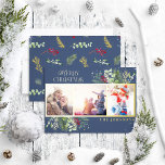Tarjeta Festiva Con Relieve Metalizado Tipo moderno Navy Blue Merry Christmas Pine Photo<br><div class="desc">Buscando una tarjeta de vacaciones única que realmente destacará? Mira nuestra moderna tarjeta de vacaciones de Relieve metalizado dorado de fotos de navidad azul de la Marina Azul de Tipo Moderno. Esta hermosa tarjeta contiene tres de tus fotos favoritas en un marco de Relieve metalizado dorado, acentuado por motivos festivos...</div>