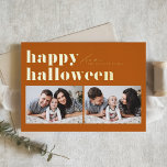 Tarjeta Festiva Con Relieve Metalizado Tipografía retro naranja Feliz Halloween dos fotos<br><div class="desc">¡Feliz Halloween! Envíe saludos de Halloween a la familia y amigos con esta tarjeta de personalizable de fotos de Halloween. Presenta tipografía retro audaz. Personalice agregando sus detalles. Esta tarjeta de Relieve metalizado dorado de Halloween está disponible en otras cajas. Los elementos coincidentes están disponibles.</div>