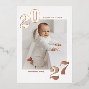 Tarjeta Festiva Con Relieve Metalizado Tipografía Retro Negrita 2027 Foto Año Nuevo Rosa