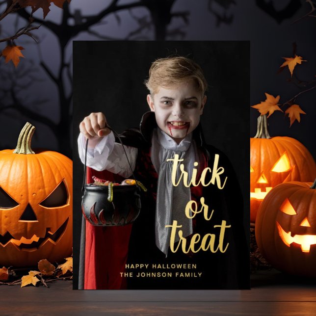 Tarjeta Festiva Con Relieve Metalizado Truco O Trato Fotos De Oro De Halloween (Trick Or Treat Halloween Photo Gold Foil Holiday Card)