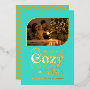 Tarjeta Festiva Con Relieve Metalizado Turquesa y Dorado Vibraciones Acogedoras Foto Retr