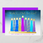 Tarjeta Festiva Con Relieve Metalizado Turquoise Hanukkah Velas Paz Amar Real Gold<br><div class="desc">"Paz, amor y luz". Un ilustracion juguetón, moderno y artístico de velas de patrón boho en una menorah te ayuda a iniciar las vacaciones de Hanukkah. Las velas azules con motivos de Relieve metalizado dorado real y coloridos, las llamas del Relieve metalizado de oro real y la menorah, superponen un...</div>