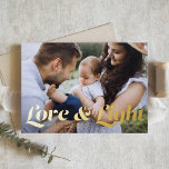 Tarjeta Festiva Con Relieve Metalizado Typografía retro de amor y luz. Foto Hanukkah<br><div class="desc">Amor y luz | Envíe sus saludos de Hanukkah a su familia y amigos con esta tarjeta de personalizable Hanukkah. Presenta tipografía retro audaz. Personalice esta foto de la tarjeta Hanukkah añadiendo sus detalles. Esta tarjeta Hanukkah de Relieve metalizado dorado está disponible en otros colores y material de cartón. También...</div>