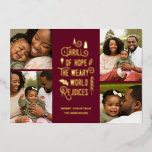 Tarjeta Festiva Con Relieve Metalizado Un júbilo de esperanza | Navidades de Collage de f<br><div class="desc">Esta elegante tarjeta fotográfica de Navidades colgantes de vacaciones cuenta con 4 plantillas de fotos y una tipografía moderna que dice: "Un emoto de esperanza, el mundo cansado se alegra". La parte posterior de la tarjeta contiene un patrón similar de bayas, hojas y brotes de pino en rojo burdeos. ¡Fácil...</div>