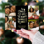 Tarjeta Festiva Con Relieve Metalizado Un júbilo de esperanza | Navidades de Collage de f<br><div class="desc">Esta elegante tarjeta fotográfica de Navidades colgantes de vacaciones cuenta con 4 plantillas de fotos y una tipografía moderna que dice: "Un emoto de esperanza, el mundo cansado se alegra". La parte posterior de la tarjeta contiene un patrón similar de bayas, hojas y brotes de pino en negro. ¡Fácil de...</div>