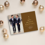 Tarjeta Festiva Con Relieve Metalizado Un Navidad Muy Casado Oscuro Oro Mostaza<br><div class="desc">Un simple diseño mínimo en el encabezado dice "Navidades muy casados" genial para todas las recién casadas</div>