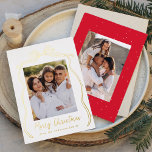 Tarjeta Festiva Con Relieve Metalizado Vintage Bow Merry Christmas 2 Photo Gold<br><div class="desc">Celebre la temporada con estilo con esta lujosa tarjeta de Navidades, que incluye su foto familiar vertical favorita contra un fondo blanco adornado con un elegante arco de Relieve metalizado dorado y cinta adhesiva. "Feliz Navidad" brilla en Relieve metalizado dorado, añadiendo un toque de sofisticación, con espacio abajo para personalizar...</div>