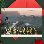 Tarjeta Festiva Con Relieve Metalizado Vintage Floral Alphabet MERRY Christmas Photo Gold<br><div class="desc">Este es un hermoso alfabeto de RELIEVE METALIZADO como tarjeta de foto de vacaciones con una estética de época y toques nevados. Las letras MERRY están adornadas con elementos florales botánicos de vacaciones y colocadas para crear un marco único para tu foto. *RELIEVE METALIZADO REAL</div>