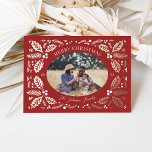 Tarjeta Festiva Con Relieve Metalizado Vintage Holly Berries Navidades de fotos Red<br><div class="desc">Esta clásica y elegante tarjeta fotográfica navideña cuenta con nuestra original follaje de invierno dibujado a mano que enmarca la foto y el tipo curvo. La parte posterior muestra un patrón de coincidencia con la foto y el texto adicional.</div>