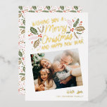 Tarjeta Festiva Con Relieve Metalizado Vintage Holly Tiled Snapshot Photo Navidad Gold<br><div class="desc">Esta tarjeta fotográfica festiva y de moda presenta nuestra original follaje de invierno,  pintado a mano,  con colores vivos y tipografía de estilo dulce en Relieve metalizado real (color de su elección). La parte posterior viene con un patrón de coincidencia para un toque especial.</div>